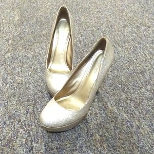 Gold pumps 6 in size 10